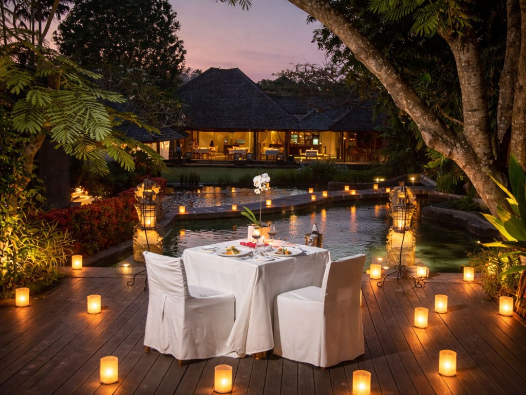 romantic dinner villa bali malam hari tepi kolam dengan lilin suasana tenang luxury private villa bali night ambience