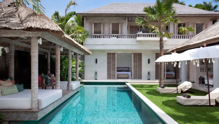 Sewa villa private pool di Bali - 3-Bedroom Tropical Villa with Pool & Rooftop Deck in Central Seminyak – BVI97