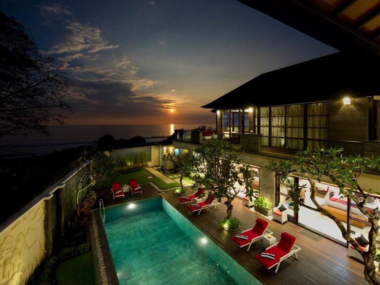 Sewa villa private pool di Bali - Beachfront 5BR Luxury Villa in Batubelig – Ocean Views and Rooftop Terrace – BVI2305