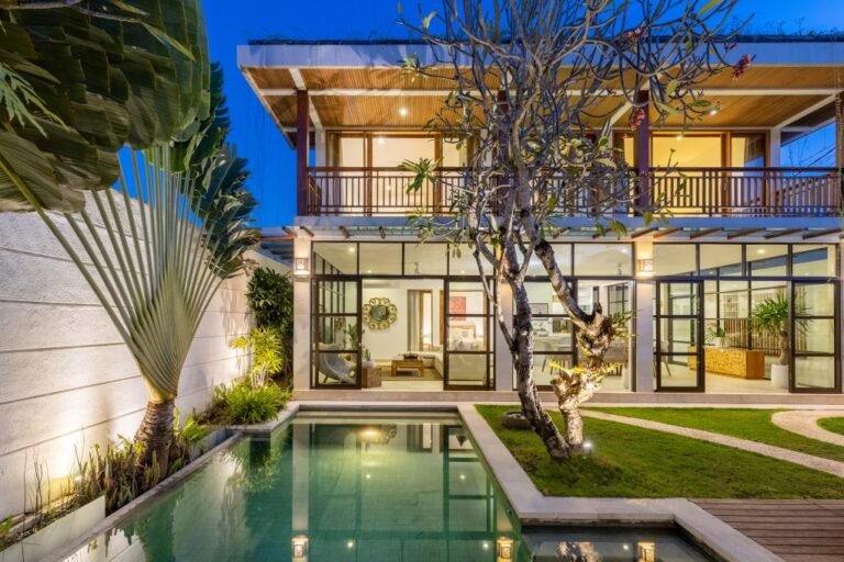 Sewa villa private pool di Bali - 3-Bedroom Private Pool Villa in Seminyak – Walk to Oberoi Street & Beach – BVI2458