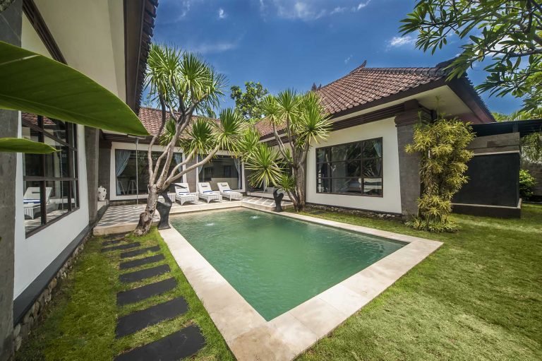 Sewa villa private pool di Bali - 5BR Modern Villa w/ Pool in Oberoi Seminyak | Walk to Eat Street & Beach – BVI5992