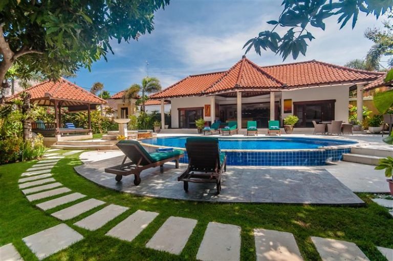 Sewa villa private pool di Bali - 3BR Luxury Villa w/ Infinity Pool, Jacuzzi & BBQ Bar – Walk to Beach, Seminyak –  BVI6058
