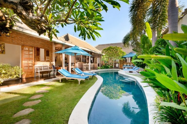 Sewa villa private pool di Bali - Spacious 3BR Tropical Pool Villa in Central Seminyak – Walk to Shops & Beach – BVI8102