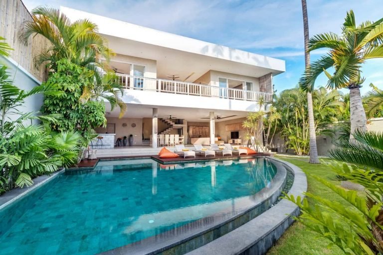 Sewa villa private pool di Bali - Stylish 3BR Villa in Central Seminyak – Private Bar, Garden, & Joglo Pavilion – BVI8206