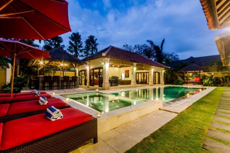 Sewa villa private pool di Bali - Spacious 4BR Tropical Villa with Jacuzzi & Pool Table – 10 Min Walk to Beach, Seminyak – BVI9679