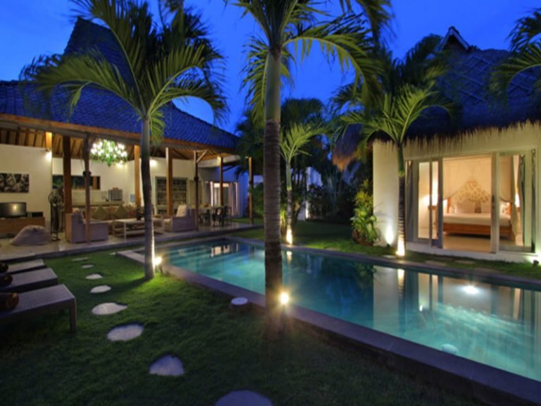 Sewa villa private pool di Bali - 4BR Tropical Chic Villa in Oberoi Seminyak – Walk to Beach & Eat Street –  BVI11756