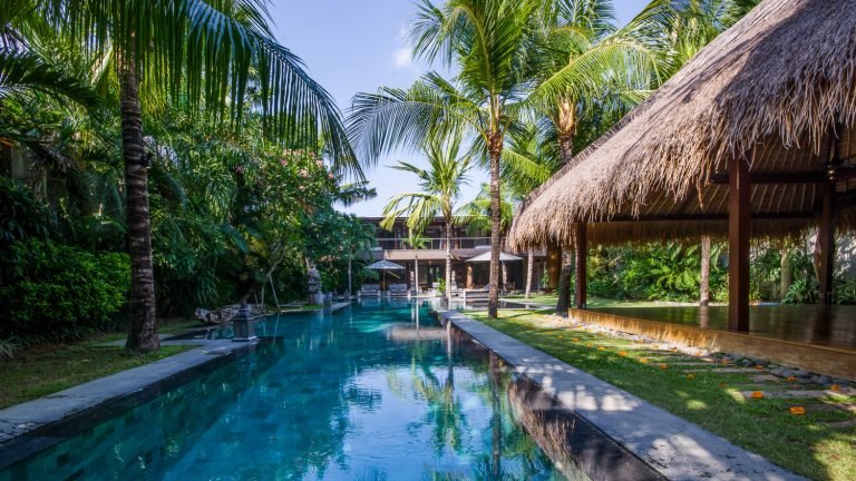 Sewa villa private pool di Bali - Luxury 7-Bedroom Villa in Seminyak – Traditional Elegance Meets Modern Comfort – BVI15747