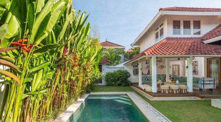 Sewa villa private pool di Bali - Tropical Chic 3-Bedroom Villa in Central Seminyak – BVI15923