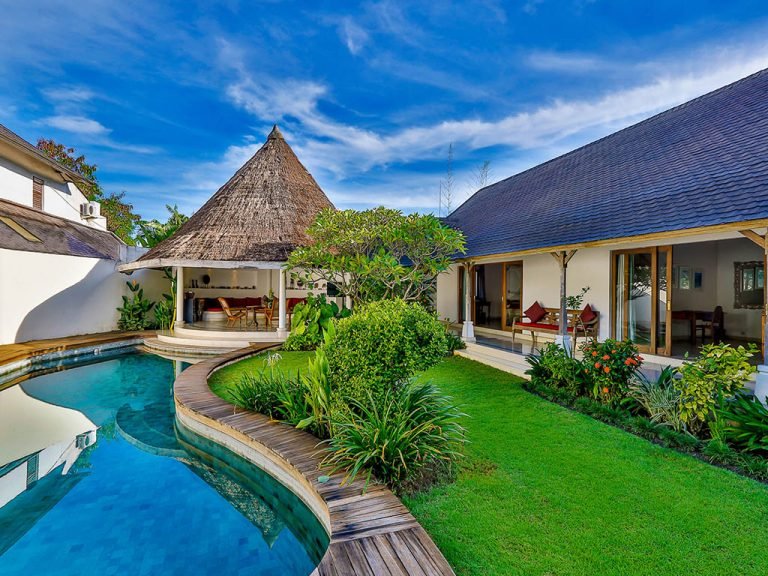 Sewa villa private pool di Bali - 3-Bedroom Balinese Villa Retreat in Central Seminyak – BVI17074