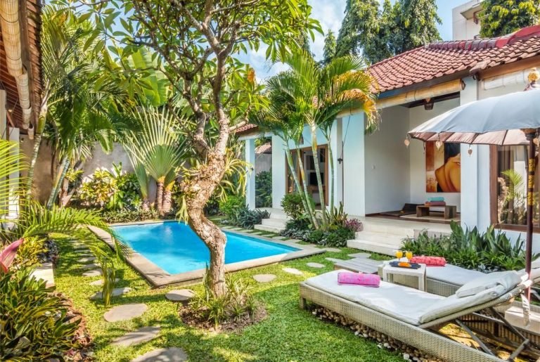 Sewa villa private pool di Bali - Chic 3-Bedroom Villa with Private Pool in Central Seminyak – BVI21546