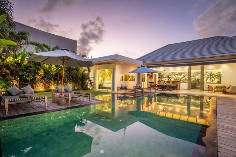 Sewa villa private pool di Bali - 4-Bedroom Tropical Villa in Central Canggu – 500m to Berawa Beach & Finns Beach Club – BVI24503