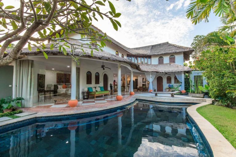 Sewa villa private pool di Bali - Spacious 5-Bedroom Villa with Koi Pond, Pool & Tropical Garden – Tranquil Umalas Retreat – BVI25177