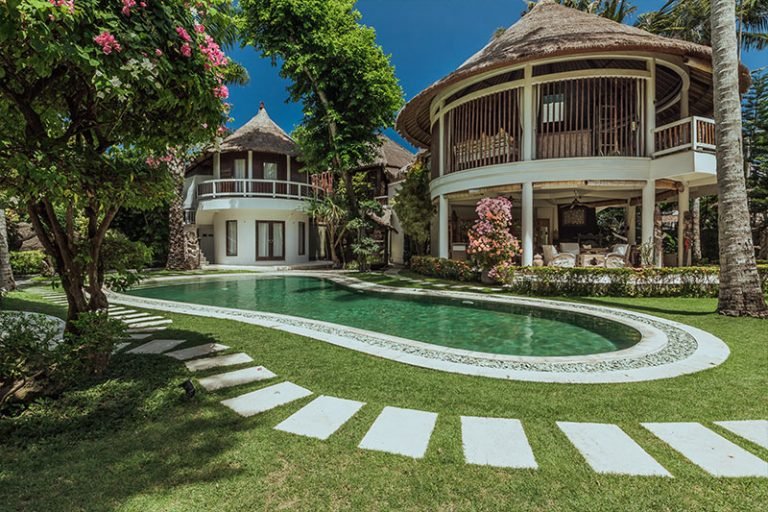 Sewa villa private pool di Bali - Elegant 8-Bedroom Beachfront Villa with Ocean Views & Resort-Style Amenities in Candidasa – BVI27947