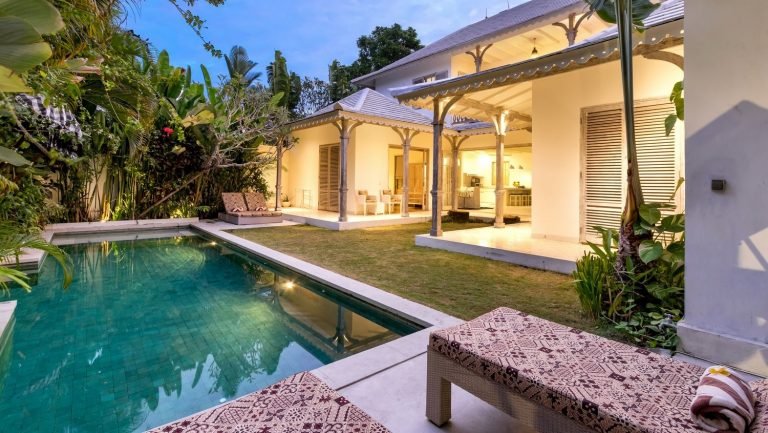 Sewa villa private pool di Bali - Charming 3-Bedroom Javanese Wooden House in Batu Belig, Seminyak – BVI29313