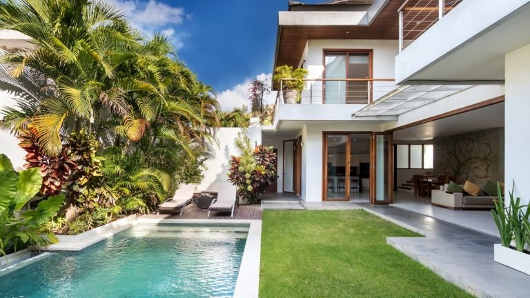 Sewa villa private pool di Bali - A Contemporary 3-Bedroom Villa in Batubelig, Seminyak – BVI29269