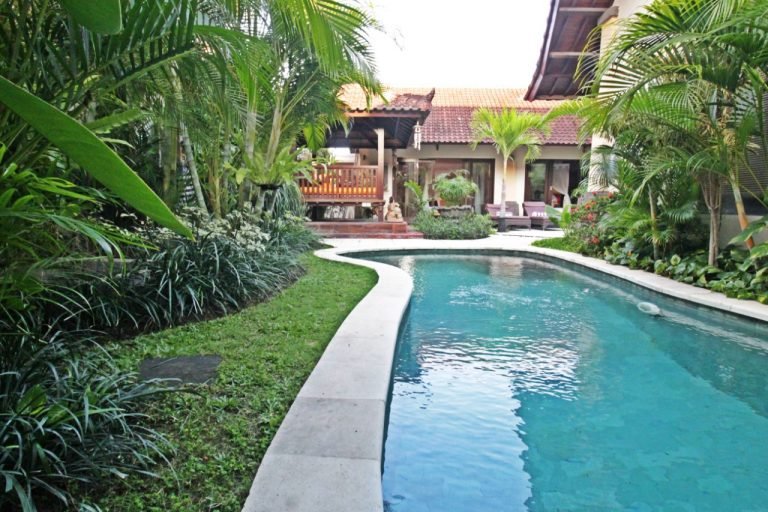 Sewa villa private pool di Bali - Central Seminyak 3-Bedroom Villa with Private Pool & Garden Oasis – BVI31328