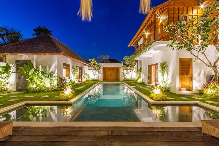 Sewa villa private pool di Bali - Tranquil 5-Bedroom Villa with Tropical Chic Style in Central Seminyak – BVI31384