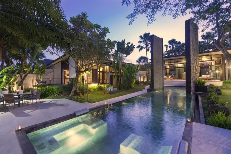 Sewa villa private pool di Bali - Elegant 5-Bedroom Luxury Villa with Private Pool and Tropical Gardens – BVI33461