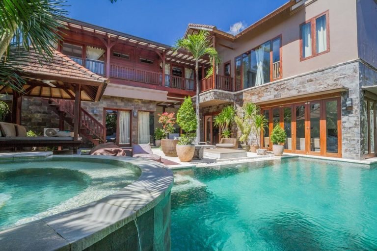 Sewa villa private pool di Bali - Modern 5-Bedroom Villa with Huge Pool in the Heart of Seminyak – BVI33392