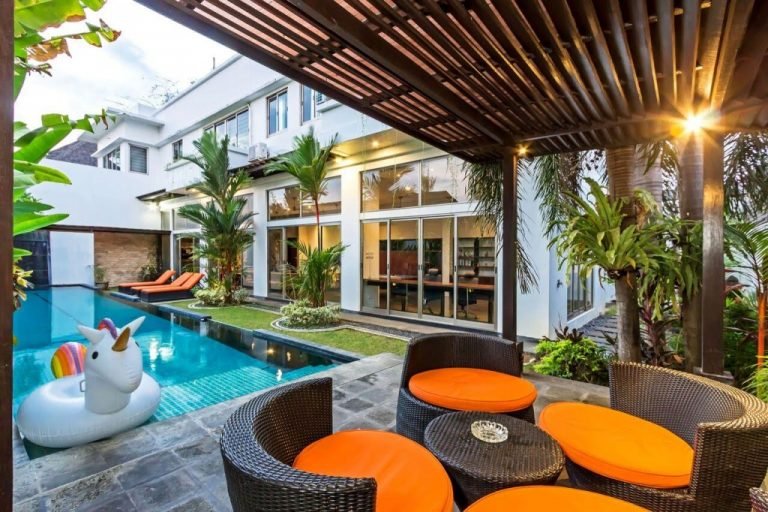 Sewa villa private pool di Bali - Urban Tropical Escape: Modern 4-Bedroom Villa with Rooftop & Pool in Seminyak – BVI33708