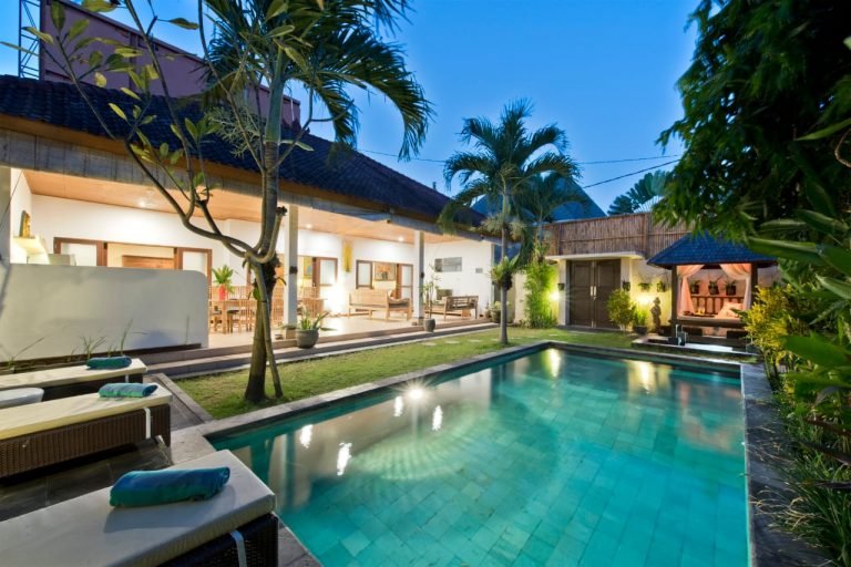 Sewa villa private pool di Bali - Stylish 3-Bedroom Villa in Seminyak — Your Perfect Blend of Peace and Nightlife! – BVI37916
