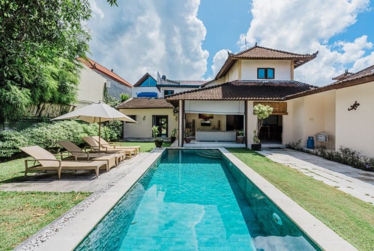 Sewa villa private pool di Bali - Spacious 4-Bedroom Seminyak Villa, Walk to Beach, Shops & Restaurants – BVI39518