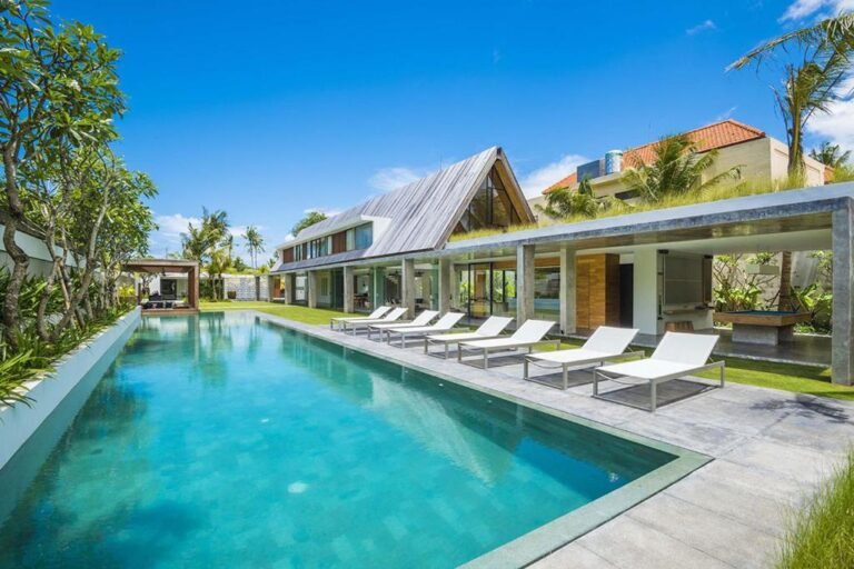 Sewa villa private pool di Bali - Luxury 5-Bedroom Villa with Infinity Pool in Petitenget – Stylish, Family-Friendly Retreat – BVI41224