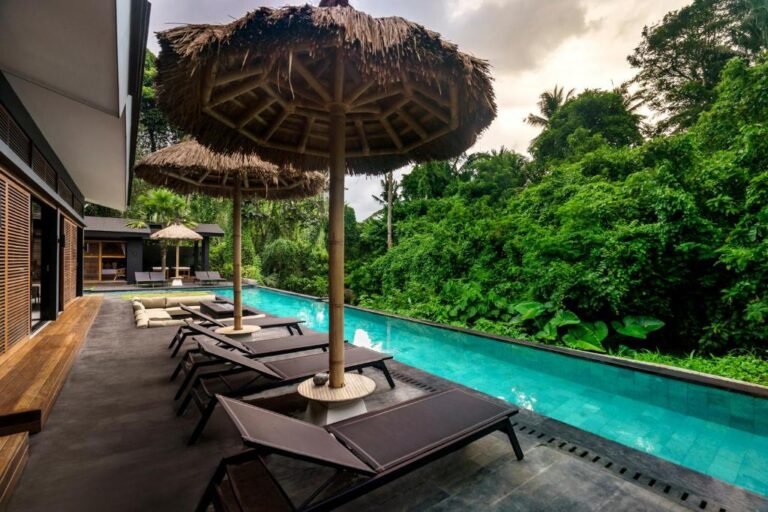 Sewa villa private pool di Bali - Unique 5-Bedroom Jungle Villa with Poolside Fireplace in Ubud, Bali – BVI50212