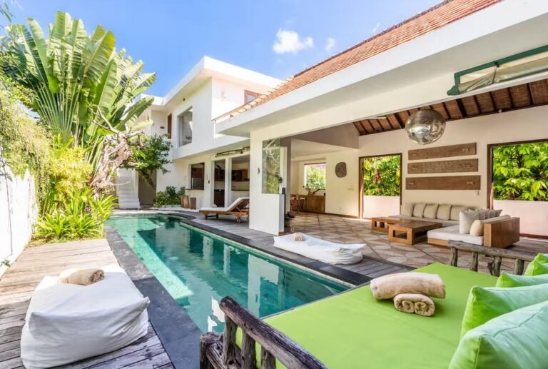 Sewa villa private pool di Bali - Villa Seminyak BVI51413 – 3-Bedroom Tropical Retreat in Seminyak