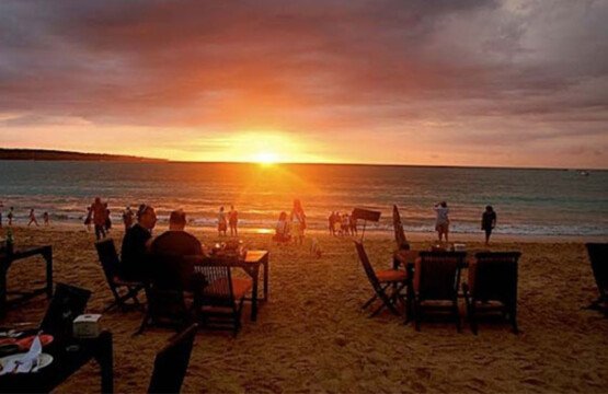 Menikmati-Sunset-Romantis-di-Pantai-Jimbaran,-Bali