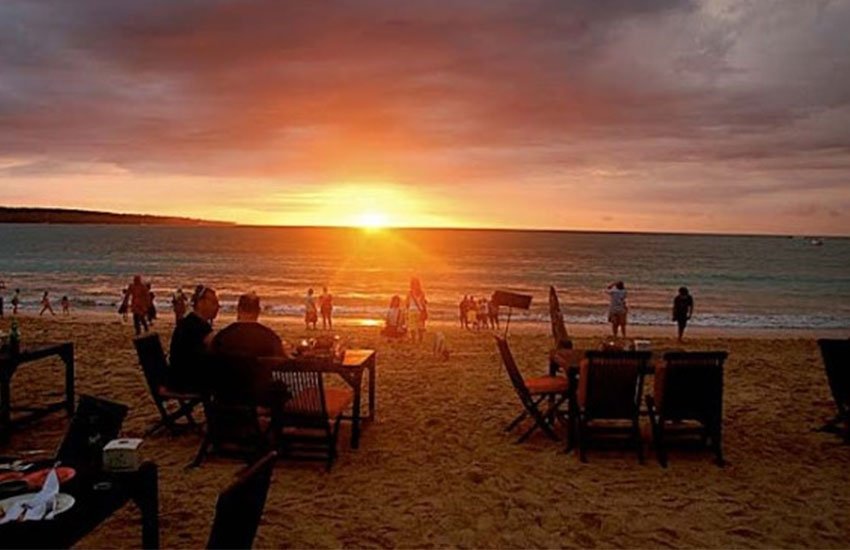 Menikmati-Sunset-Romantis-di-Pantai-Jimbaran,-Bali
