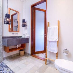Retret Tropis Modern 2 Kamar Tidur nan Menenangkan di Canggu – BVI55079