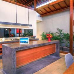 Retret Tropis Modern 2 Kamar Tidur nan Menenangkan di Canggu – BVI55079