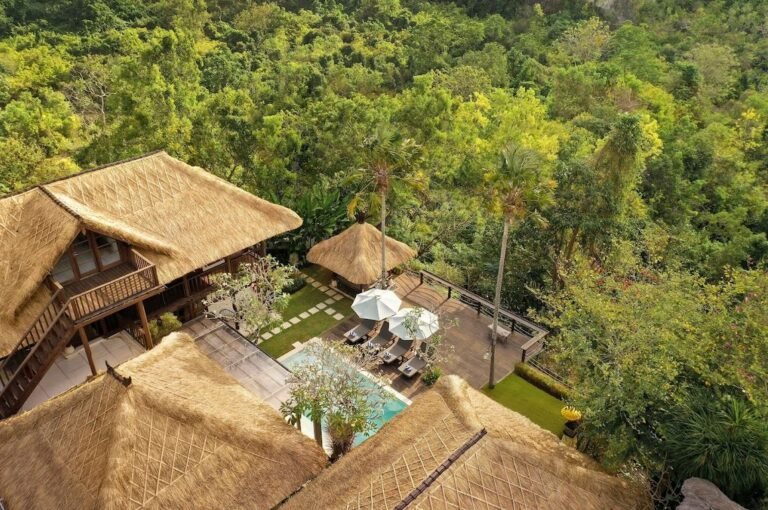 Sewa villa private pool di Bali - Villa 3 Kamar Garden Oasis dengan Private Pool – Dekat Pantai Jimbaran – BVI66110