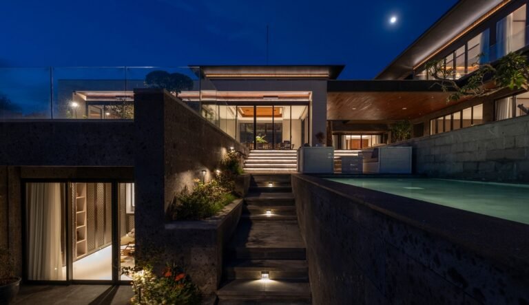 Sewa villa private pool di Bali - Villa Mewah 7 Kamar Tidur di Uluwatu – 3 Kolam Renang, Cinema & Ocean View | BVI67617